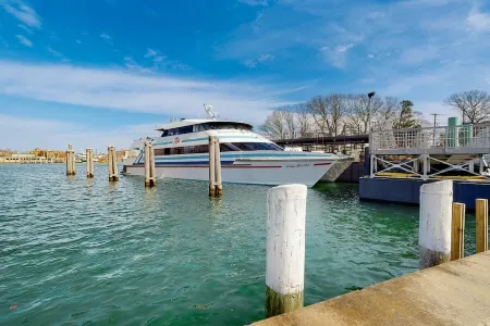 Modern Cape Home in Hyannis walking distance to the beach & town! Отели в г. Кейп Код Нэшнл Сишор