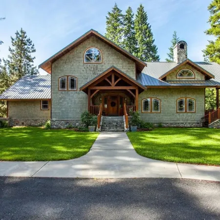 Snowgrass Lodge - Luxury timber lodge, riverfront, mountain views, hot tub