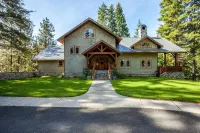 Snowgrass Lodge - Luxury timber lodge, riverfront, mountain views, hot tub