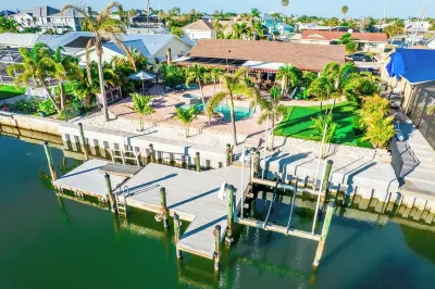 Gran Kaymen Oasis: Renovated Pool, Spa/Mini-Golf/White Sand Beach/Pet Friendly Hotels near Church of God Wimauma Convention