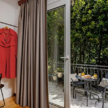 Yellow House with Private Parking