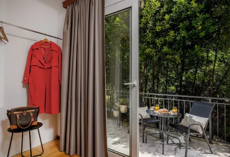 Yellow House with Private Parking