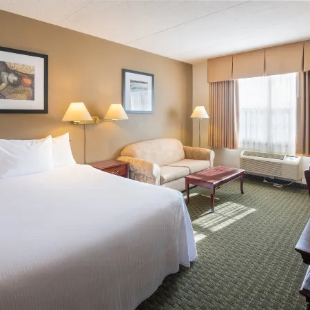 Ramada by Wyndham Thunder Bay Airlane Hotel
