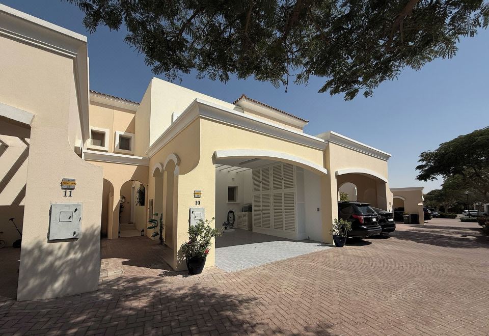 2. Luxury E..