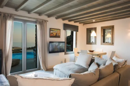 Amallini Suites Отели рядом с достопримечательностью «Paradise Beach»