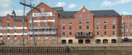 The Queens Hotel & Victoria Cloisters Apartments