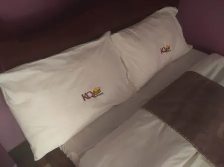 KQ Grill and Bistro Отели в г. Элдорета