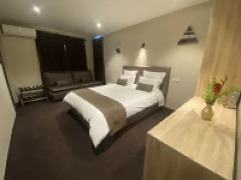 Fly Inn Madagascar Hotel - Navette Gratuite H24 - à 300m de l'Aéroport International โรงแรมในอานตานานารีโว