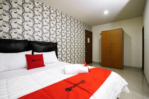 RedDoorz Near Palembang Trade Center 3 Hotels in Pahlawan