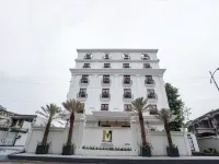 M2 Square by Monday Premium Hotels near Sitabuldi Fort