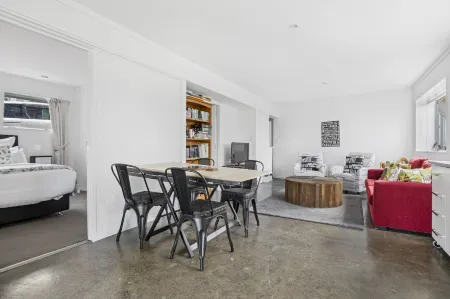 Bright 3-Bedroom Unit - WiFi & Parking Отели рядом с достопримечательностью «Колледж Маклинс»