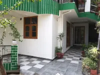 Cozy Solan Apartment with Stunning Views فنادق في Barog