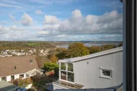Golwg Y Môr - Sea View Cottage with Hot Tub