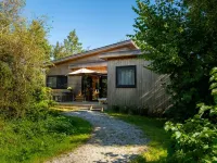 Waterlodge Ljurk in Nes Hotels in Grouw