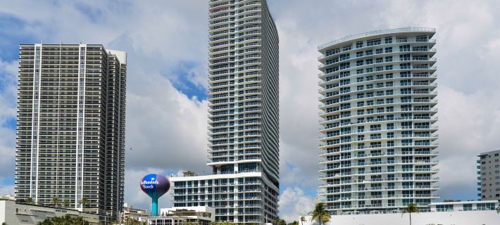 Luxury Miami Condos – Ocean & City Views Отели в г. Халландейл Бич