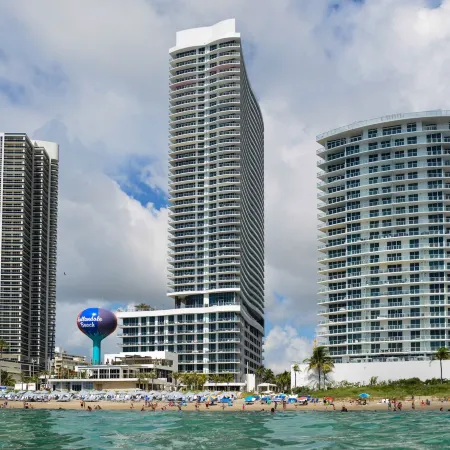 Luxury Miami Condos – Ocean & City Views Отели в г. Халландейл Бич