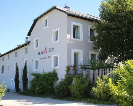 Haus & Hof Guest House Hotels in Perl