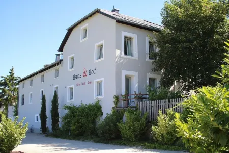 Haus & Hof Guest House Отели в г. Перль