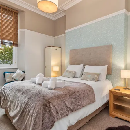 Spinnaker - Close to Town Sea Views