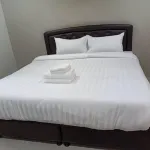 V2 Hotel فنادق في Chaloem Phra Kiat
