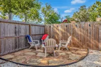 Home with pool, games and relaxation, in the middle of it all!