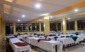 Bunyonyi Safaris Resort