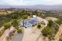 Le Grand Bleu by AvantStay Luxury Hilltop Estate