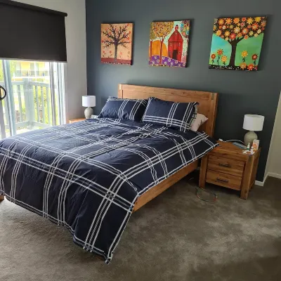 4 bedrooms, large deck, park views Hotels in Coronet Bay