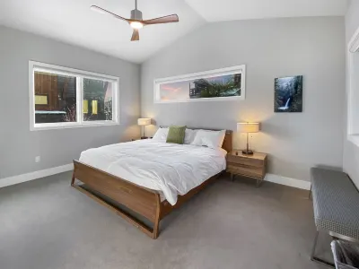 Tetherow Modern 5bed,6bth,hot-tub,walk to pool,gym,dining,20min to Mt Bachelor! Hotels near Deschutes National Forest - Forest Supervisor's Office