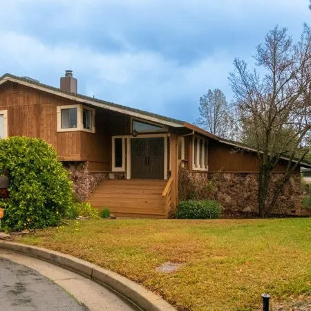 Private Room and Entrance, amazing views, deck space.