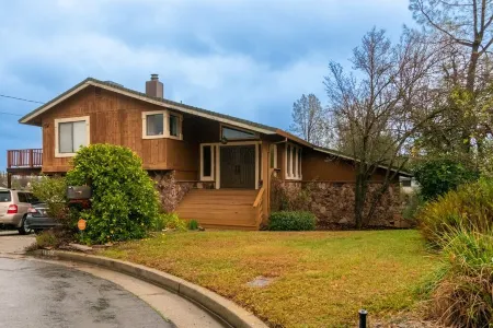 Private Room and Entrance, amazing views, deck space.