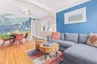 Midway Marvel: Central Location, Walk to Light Rail, Fast WiFi, Free Parking