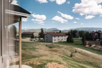Hot Tub and Scenic Deck Views - Charming Mountain Haven Hotels in Grand County