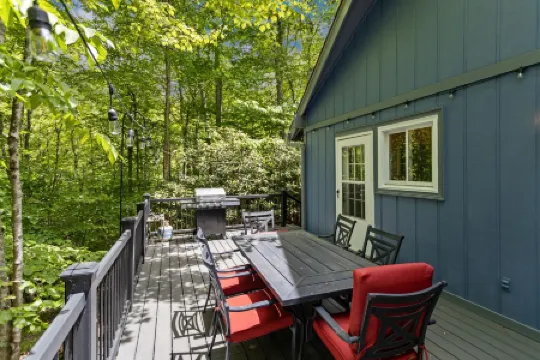 Mountain Retreat with Hot Tub and Game Room - Charming Cottage Escape