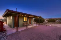Charming Sanctuary with Scenic Views - Serene Desert Retreat