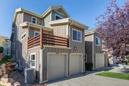 Community Pool and Hot Tub Access - Exquisite Townhouse Retreat