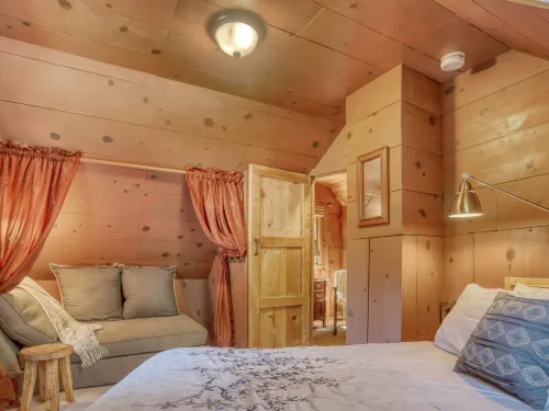 Charming Vintage Cabin with Forest Views - Cozy Retreat Hotels in Mt Hood Village