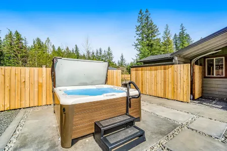 Picturesque home/wedding venue with hot tub, mountain view, WiFi, & Netflix