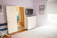 Classic Style Sullivan's Island house - Very Charming! 1 block to beach & walk to fabulous dining!