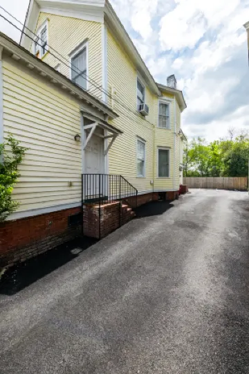 Elegant Design and Modern Comfort - Charming Historic Retreat