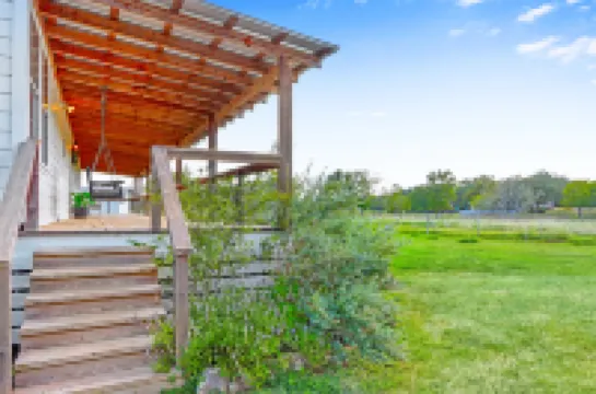Charming Pecan Tree House with Porch Swing and Scenic Views - Delightful Retreat