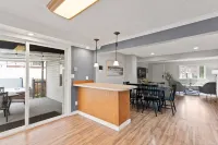 Hot Tub and Theater Room Retreat - Charming Escape