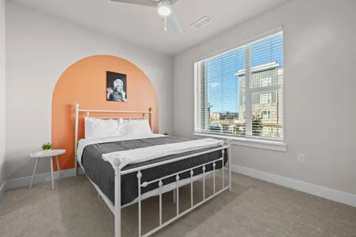 Honky Tonk Fun, 2BR, & 8 Min to Broadway Buzz!