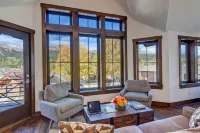 Incredible Ski Resort Views and Spacious Balcony - Stylish Getaway 브레켄리지 호텔