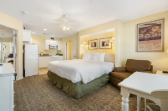 Charming Lakefront Getaway with Scenic Deck - Delightful Family Retreat