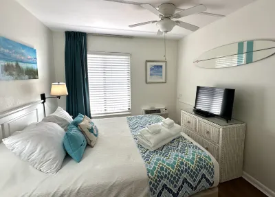 Balcony with Ocean View and Modern Kitchenette - Charming Coastal Retreat 克雷森特海灘住宿飯店