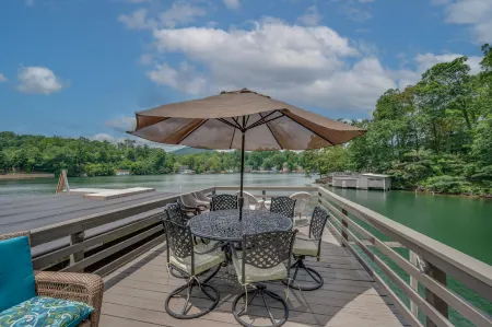 Charming Lakeside Cottage with Scenic Views - Enchanting Getaway Experience Отели в г. Резерфорд