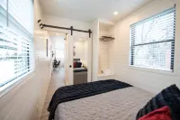 Rooftop Deck and Modern Amenities - Charming Tranquil Haven Hotels in Elm Mott