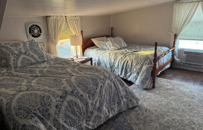 Cozy beach cottage, steps from Lewes Beach