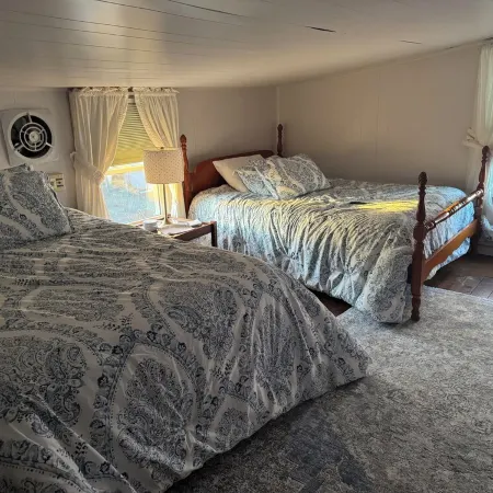 Cozy beach cottage, steps from Lewes Beach